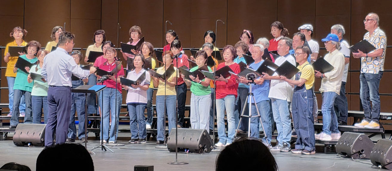 브라비 합창단이 정기 공연에서 청중의 귀에 익은 노래들을 들려주고 있다. [브라비 합창단 제공]