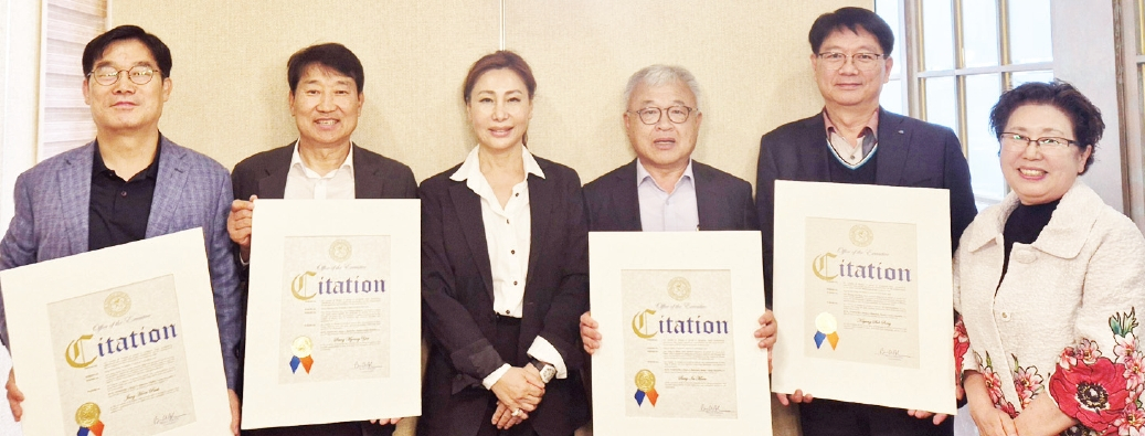 김민선 미주한인이민사박물관장이 지난 12일 대한민국 천안을 방문해 천안상공회의소 문상인 회장과 이사들에게 브루스 블레이크먼 나소카운티장의 감사패를 전달했다. 이민사 박물관이 천안시와 추진위원회를 구성해 해마다 나소카운티에서 삼일절 기념식 및 유관순상 시상식을 개최하는 것에 대해 카운티장이 감사를 표한 것이다.  [리즈마재단]