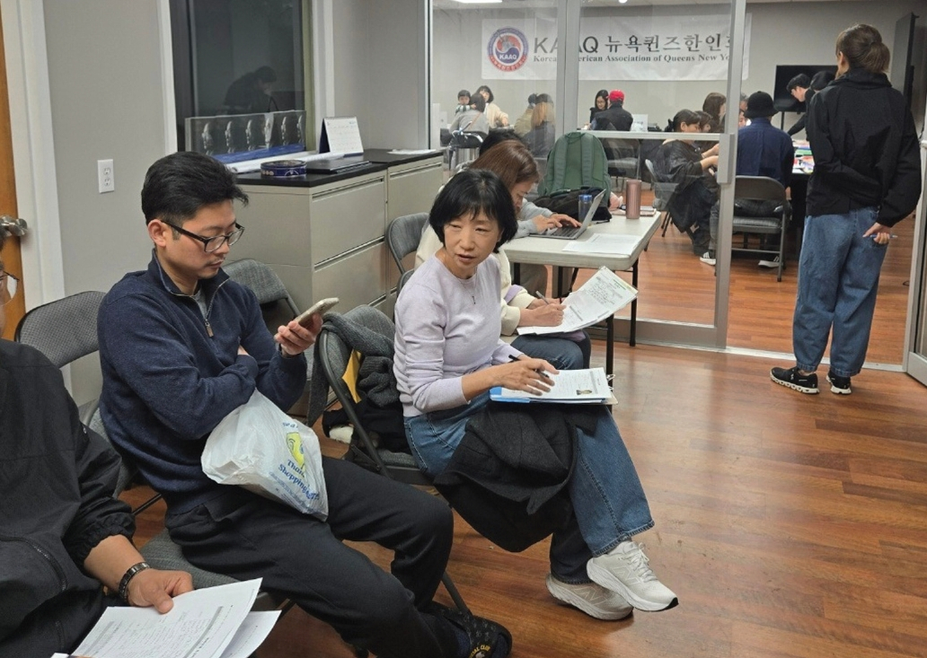 퀸즈한인회가 지난 14일 플러싱 퀸즈한인회 사무실에서 주뉴욕총영사관과 함께 순회 영사 서비스를 실시했다. 올해로 4년째 이어지는 퀸즈한인회 순회영사서비스는 맨해튼 총영사관 방문이 어려운 주민들을 위해 마련된 민원 지원 행사다. 이날 현장에서는 여권 갱신 및 재발급, 병역 업무, 국적 관련 신고 등 다양한 민원 업무 접수와 상담이 진행됐다.  [퀸즈한인회]
