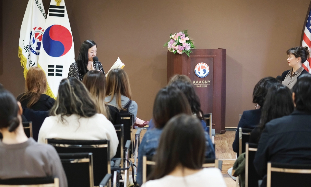 뉴욕한인회가 최근 재미한인 2세 소설가인 제인 박 작가를 초청해 북토크 간담회를 개최했다. 40여명의 한인들이 참석한 이날 행사는 박 작가와 그녀의 데뷔 소설을 처음 발굴한 ‘페가수스 북스’ 출판사 대표 제시카 케이스의 대담으로 꾸며졌다.                                         [뉴욕한인회]