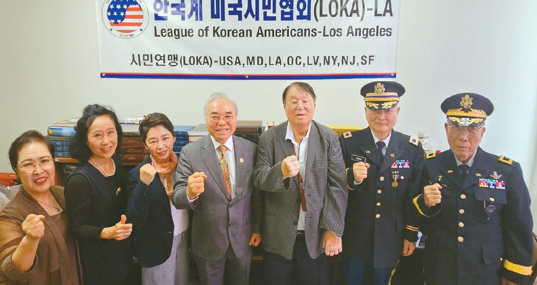 한국계미국시민협회(LOKA-USA) LA 지부(회장 하워드 리 박사)가 지난 8일 사업계획을 의결했다. 이날 모임은 오전 11시 LA한인타운 사무실(3130 Wilshire Blvd. #505)에서 진행됐다. 이날 모임은 박상원 LOKA-USA 전국회장의 사회와 개회선언으로 시작됐으며, 임기수 목사(USNDC 8사단장·명예소장)가 개회기도를 했다.  [한국계미국시민협회 제공] 