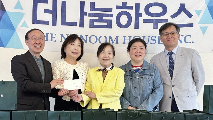 뉴욕평안교회 한나여선교회 회원들은 지난 8일 한인이웃 돌봄센터 더나눔하우스(대표 박성원 목사)를 방문해 점심식사와 화장품, 후원금을 전달했다. 이날 회원들은 더나눔 가족 25명과 함께 예배와 식사 교제를 나누며 위로와 격려의 시간을 가졌다.  [더나눔하우스]