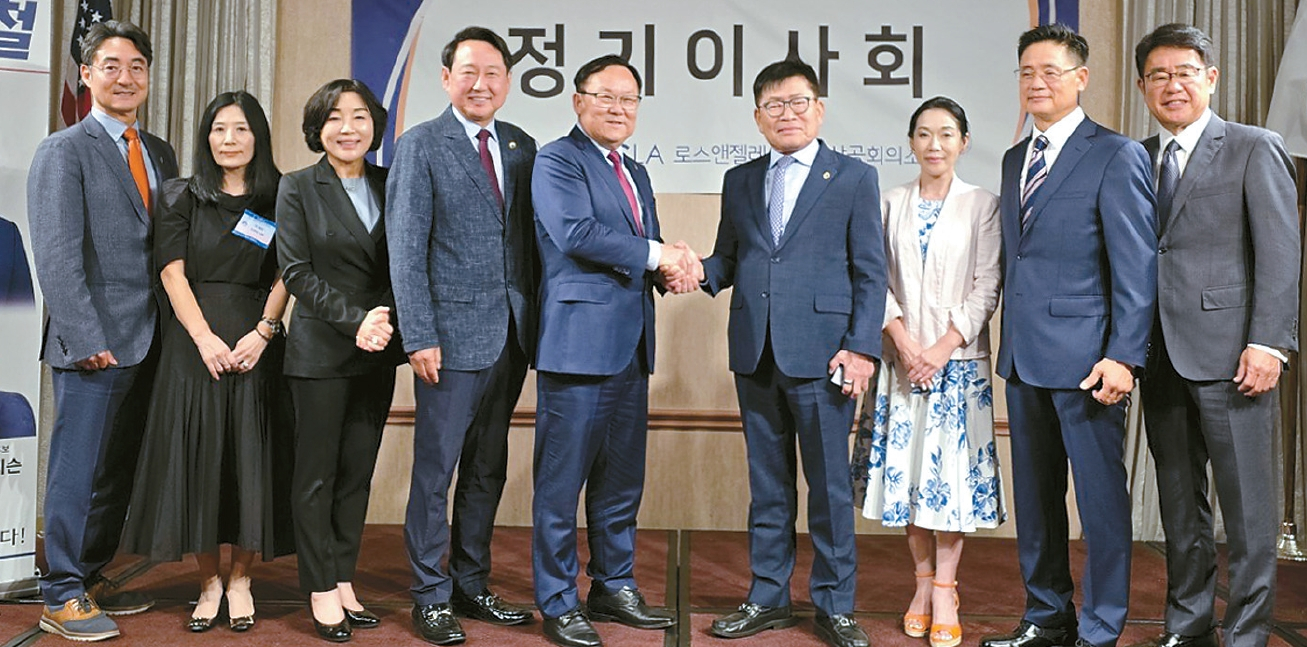 LA한인상공회의소가 19일 회원 투표를 통해 차기 회장으로 곽문철 현 이사장을 선출했다. 당선 확정 후 정상봉 회장(오른쪽에서 네 번째)이 곽 당선자(가운데)와 축하 인사를 나누고 있다.        [LA 한인상의 제공] 