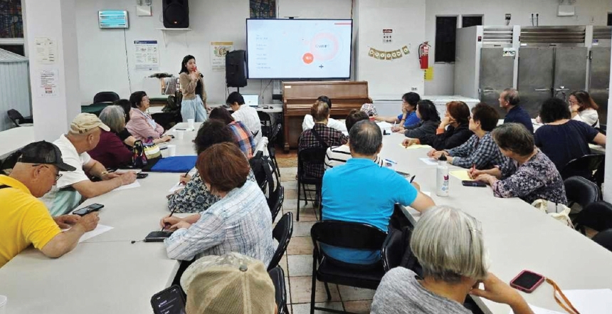 한인 시니어들을 대상으로 스마트폰 사용법 및 AI 활용 강좌를 제공하는 뉴욕한인봉사센터(KCS).  [사진 KCS]