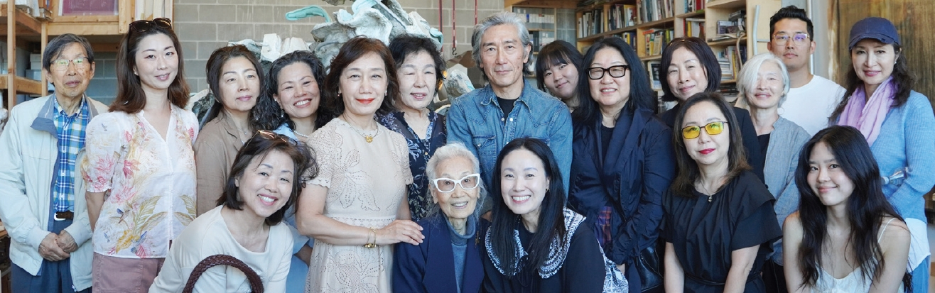 비영리 한인 미술인 지원 단체 알재단이 지난 17일 현대미술가 마이클 주 작가의 뉴욕 스튜디오에서 ‘스페이스 업타운’ 프로그램 후원을 위한 특별 행사를 개최했다. 이번 행사에는 알재단 이사진과 큐레이터, 갤러리스트, 작가 및 후원자들이 참석해 작가의 스튜디오를 둘러보며 주요 작품과 작업 과정을 직접 살펴봤다.  [알재단]