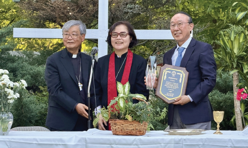 더나눔하우스 박성원 목사가 개신교 수도원 수도회로부터 ‘2026년 경건한 목회자 상’을 수여받고 있다.  [사진 더나눔하우스]