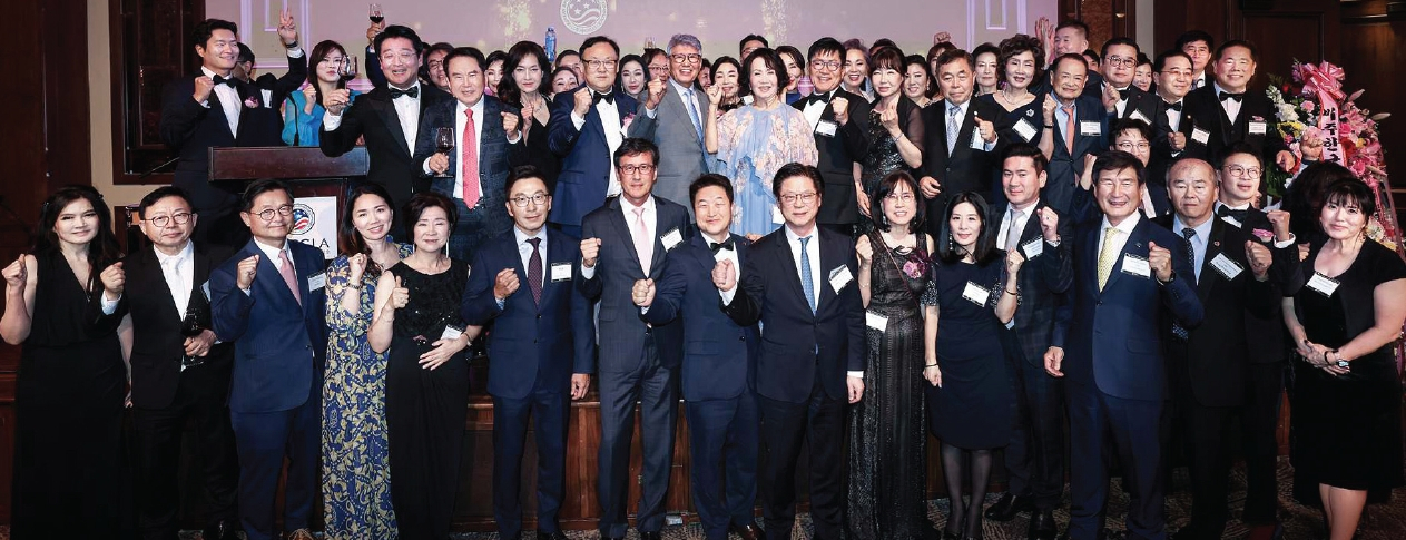LA한인상공회의소(회장 정상봉) 이사들이 지난 3월 연례 갈라 행사에서 구호를 외치고 있다. [한인상의 제공]