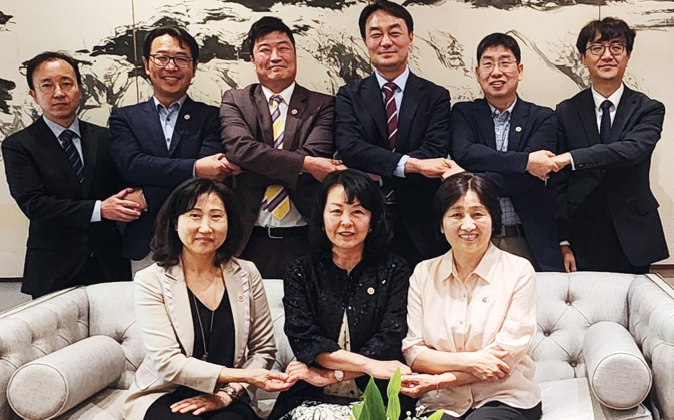뉴저지한인회(회장 송미숙)는 지난 22일 뉴욕 맨해튼 소재 주뉴욕총영사관 관저에서 김상호 총영사, 한샘엘 영사, 김재중 영사와 간담회를 가졌다. 참석자들은 한인회관 건립 기금 모금과 추석대잔치와 한복 행사 등 한국 문화행사 확대 계획, 그리고 순회 영사 민원 서비스 확대 등에 대해 의견을 나눴다.  [뉴저지한인회]