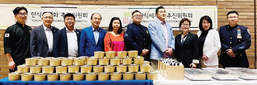 지난 21일 맨해튼 원 폴리스 플라자에서 열린 ‘아시안 아메리칸.퍼시픽 아일랜더 문화유산의 달(AAPI Heritage Month)’ 행사에 이영희 전 뉴욕코리아타운협회 회장과 김정민 수석부회장 등이 참석했다. 이날 행사에서 한식세계화추진위원회는 한국 대표 음식인 비빔밥을, BBQ치킨은 200인분의 치킨을 후원했다.  [뉴욕코리아타운협회]