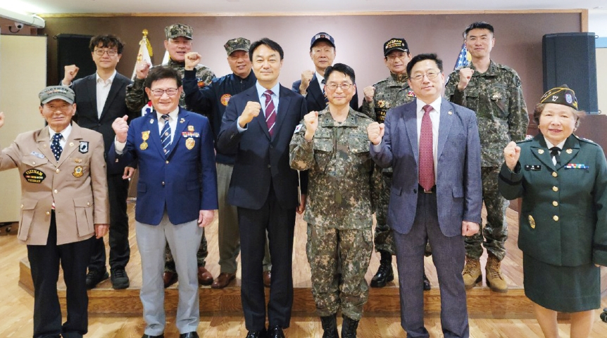 뉴욕한인회와 뉴욕총영사관은 지난 22일 뉴욕한인회관에서 뉴욕 일원의 한인재향군인단체 관계자 및 뉴욕을 방문한 육군 인사사령부 관계자들과 합동 간담회를 진행했다. 이날 참석한 한인재향군인단체 관계자들은 김상호 뉴욕총영사에게 수천명에 달하는 뉴욕 한인재향군인들을 위한 관심과 지원을 요청했다.  [뉴욕한인회]