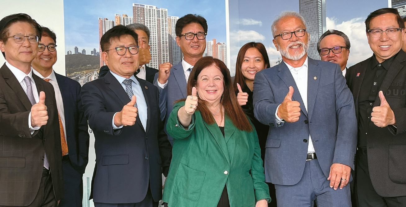 27일 LA 한인사회 인사들이 내달 2일 LA시 검사장 선거 경선을 앞두고 하이드 펠드스타인 소토(앞줄 오른쪽에서 세 번째) LA시 검사장 지지를 선언한 뒤 기념사진을 촬영하고 있다. 펠드스타인 소토 검사장은 이날 “한인 사회는 우리 도시의 중요한 일부”라며 협력 강화를 강조했다.                    김경준 기자