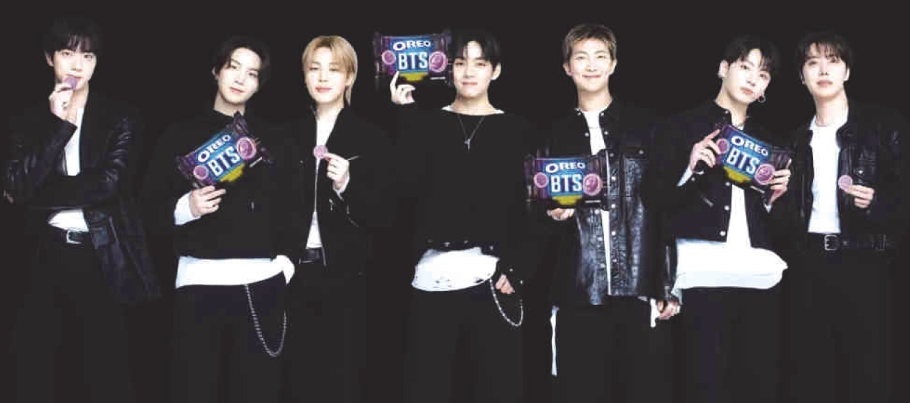식품업체 몬델리즈 인터내셔널은 내달 1일부터 BTS와 협업해 한정판 '오레오 흑설탕 호떡맛'을 80개국 이상에서 출시한다고 최근 밝혔다. 제품색상은 BTS와 팬덤 '아미(ARMY)'를 상징하는 보라색이다. 이번 제품은 한국의 대표 길거리 음식인 호떡의 맛을 구현해 낸 것이 특징이다. 쿠키 표면에 총 13가지 디자인이 새겨져 있으며 BTS 공식 응원봉과 팬 메시지 요소도 포함됐다.                          [오레오 제공]