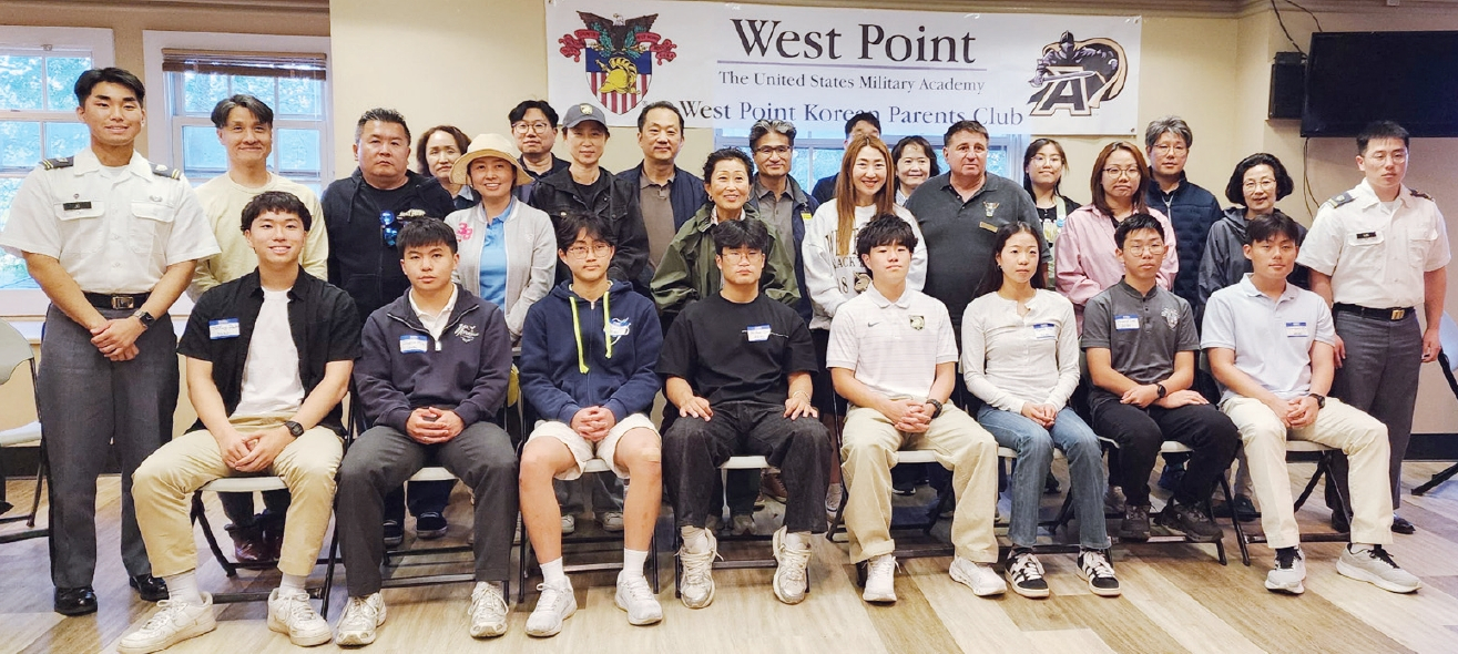 웨스트포인트한인학부모회가 지난달 30일 웨스트포인트에 위치한 버팔로솔저파빌리온에서 신입생 환영회를 개최했다. 뉴욕 및 뉴저지에서 23명의 한인 학생이 입학할 예정이며, 이 신입생들은 오는 29일부터 시작되는 6주간의 기초 군사 훈련을 마치고 정식 생도가 된다. [웨스트포인트한인학부모회]