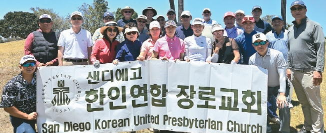 한인연합장로교회가 주최한 선교기금마련 골프대회에서 일부 참가자들이 기념 촬영을 하고 있다. 맨오른쪽이 강용훈 담임목사.