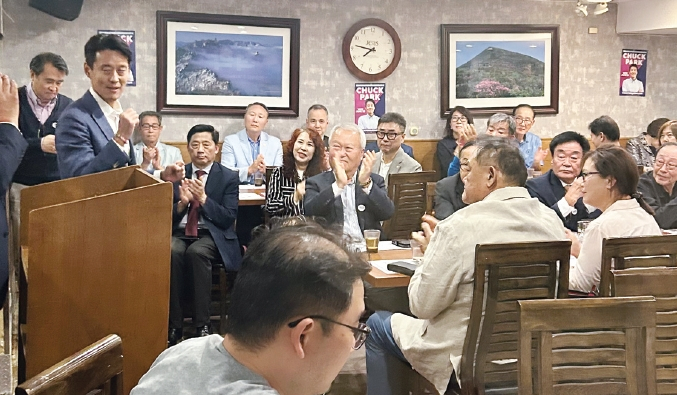 연방하원 뉴욕 6선거구 민주당 예비선거에 출마한 한인 척 박(한국이름 박영철) 후보가 지난 2일 퀸즈 플러싱 함지박 식당에서 모금행사를 개최했다. 80여명의 후원자들과 15명의 자원봉사자들이 참석해 박 후보를 격려했고, 박 후보는 “예비선거에서 승리해 성원에 보답하겠다”고 전했다.  [척 박 후보 캠페인]