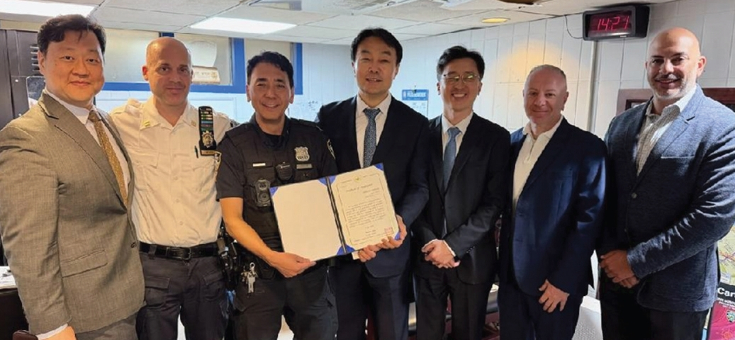 김상호 뉴욕총영사(가운데)는 1일 한국인 여행객의 분실 여권을 신속히 찾아준 뉴욕시경(NYPD) 트랜짓디스트릭트1 소속 Topjor Tenzin 경찰관에게 감사장을 전달했다. 총영사관 측은 한인사회와 NYPD 간 협력의 의미를 다시 확인하는 자리였다고 전했다.  [뉴욕총영사관]