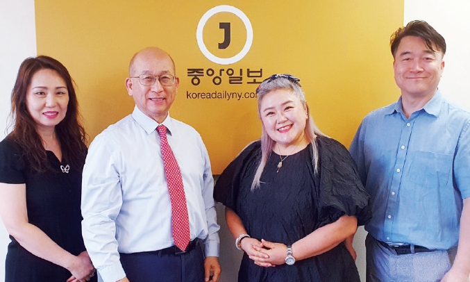 재미부동산협회 골프대회 홍보차 4일 뉴욕중앙일보를 방문한 제니 서 홍보국장, 찰스 최 회장, 헤라 박.이우혁 공동준비위원장(왼쪽부터).