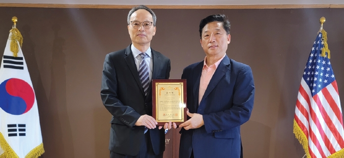 뉴욕한인회가 지난 3년 반 동안 뉴욕부총영사로 일해온 이상호 부총영사(왼쪽)에 감사패를 전달했다. 지난 5일 맨해튼 뉴욕한인회관에서 감사패를 전달한 후 이명석 뉴욕한인회장은 “신임 총영사 부임까지 긴 공백이 있었음에도 총영사 대리로서 남다른 사명감과 열정으로 동포사회를 위해 헌신해주셔서 감사하다”고 전했다.  [뉴욕한인회]