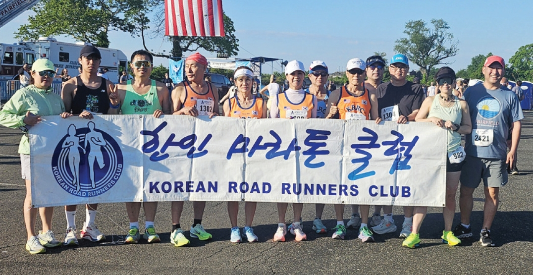 한인마라톤클럽(KRRC.회장 나인숙) 회원 10명은 지난 7일 커네티컷주에서 열린 ‘페어필드 하프마라톤 대회’에 참가해 90도를 웃도는 무더운 날씨 속에서도 전원 완주하는 성과를 거뒀다. 특히 유인걸 회원은 연령대별 부문 1위를 차지하며 뛰어난 기량을 선보였다.  [한인마라톤클럽]
