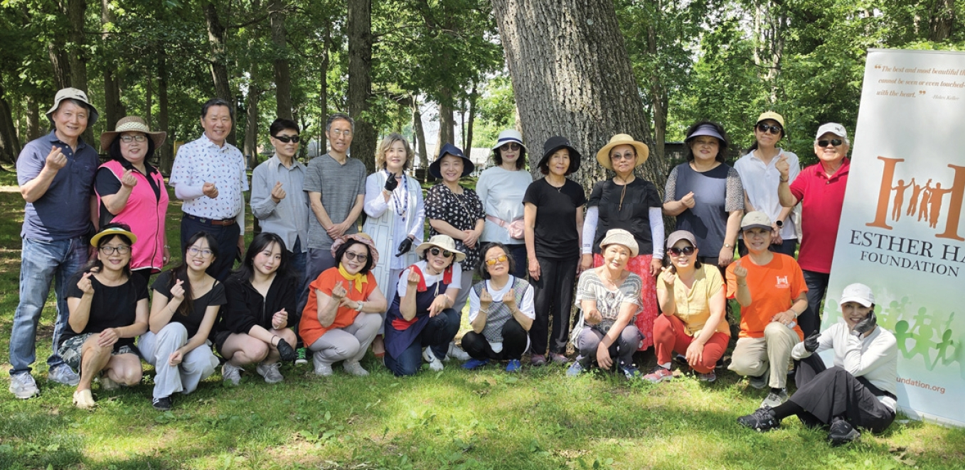 에스더하재단(이사장 하용화)은 지난 6일 롱아일랜드 헴스테드 공원에서 24시간 무료 전화상담 서비스를 제공하는 헬프라인(Helpline) 봉사자 단합대회를 개최했다. 이날 행사에는 봉사자 30여 명이 참석해 친목과 화합의 시간을 가졌다.  [에스더하재단]