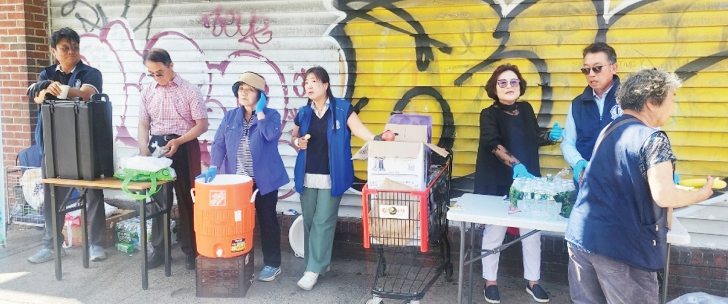 한국외대 G-CEO 뉴욕총원우회(회장 이시화)는 지난 5일 플러싱 파슨스 불러바드와 노던 불러바드 인근에서 션 김 수석부회장과 14.15기 원우들이 참여한 가운데 노숙자와 소외계층을 위한 ‘사랑 행복 나눔’ 봉사활동을 펼쳤다. 행사 후에는 봉사에 힘쓴 김병수 장로와 김공여 권사에게 소정의 격려금을 전달했다.  [한국외대 G-CEO 뉴욕총원우회]