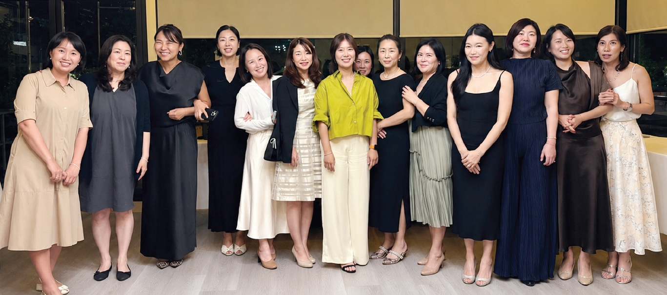 뉴저지 크레스킬의 세 학교 한인학부모회가 하나의 공식 비영리단체로 통합된 것을 기념하는 첫 통합 행사 ‘2026 크레스킬 수아레’를 성공적으로 개최했다. 지난 4일 클로스터 시어하우스에서 열린 이날 행사에는 조시 고트하이머 연방하원의원(민주.뉴저지 5선거구)실 관계자가 참석해 통합 크레스킬 한인학부모회 출범과 그동안의 기여를 인정하는 공로인증서를 수여했다.                     [크레스킬 한인학부모회]