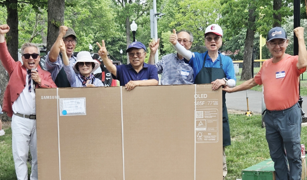 뉴저지 잉글우드클립스 박명근 시장이 해당 지역 한인커뮤니티 재단을 설립하고 지난 6일 타운 내에서 ‘한인 어울림 한마당’ 행사를 개최했다. 150여명이 모인 가운데, 우리가락문화원의 연주와 어린이 물놀이 마당, 한식 먹거리 마당 등 다양한 문화 행사가 진행됐다.  [박명근 시장]