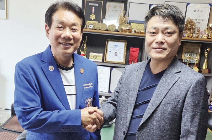 미주한미경찰자문위원회 정영렬 총회장은 지난 8일 서울 한국경찰무도교육원 사무실을 방문해 엄광호 이사장과 협력 방안을 논의했다. 양측은 경찰 무도 및 호신술 교육, 치안 정보 교류, 교육 프로그램 공유 등 다양한 분야에서 협력을 확대하기로 했다.  [미주한미경찰자문위원회]