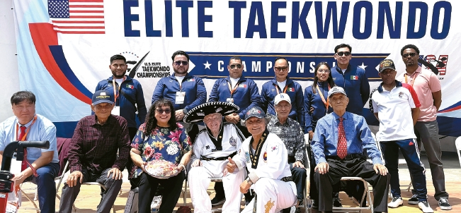 지난 6일 열린 오션사이드비치 엘리트태권도축제가 올해로 21회를 맞았다. 단상에서 주요 인사들이 함께 했다. 왼쪽 두 번째부터 조주호 목사 에스더 산체스 시장 로이 윌리엄스 대령 백황기 대표 관장.