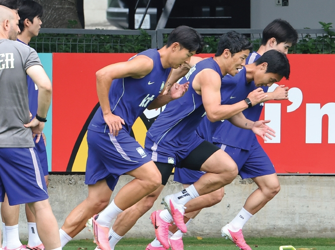 2026 북중미 월드컵에 출전하는 한국 축구 국가대표팀 선수들이 9일 멕시코 과달라하라 인근 사포판의 치바스바예 베르데에서 훈련하는 모습.  [연합뉴스]