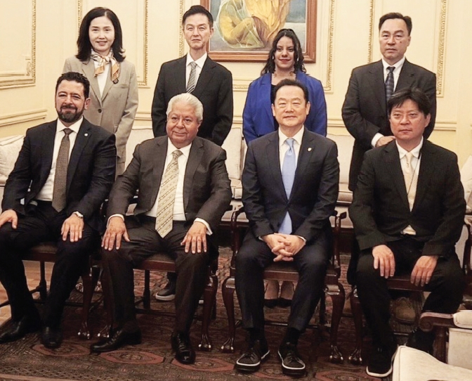 대뉴욕지구한인상공회의소가 지난 8일 멕시코시티에서 멕시코국립상공회의소와 업무협약(MOU)을 체결하고 양 기관 간 경제.무역 협력 확대를 위한 공식 파트너십을 구축했다. 이날 회의에서는 양 기관 소개와 함께 회원사들이 실질적인 비즈니스 성과를 창출할 수 있는 협력 방안에 대해 폭넓은 논의가 이루어졌다.  [대뉴욕지구한인상공회의소]