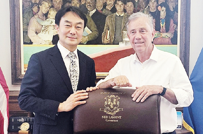 김상호 주뉴욕총영사는 지난 9일 커네티컷 주청사에서 네드 라몬트 주지사를 예방하고, 한미 관계와 한-커네티컷 협력, 한인 동포사회 등을 주제로 의견을 교환했다.  [주뉴욕총영사관]