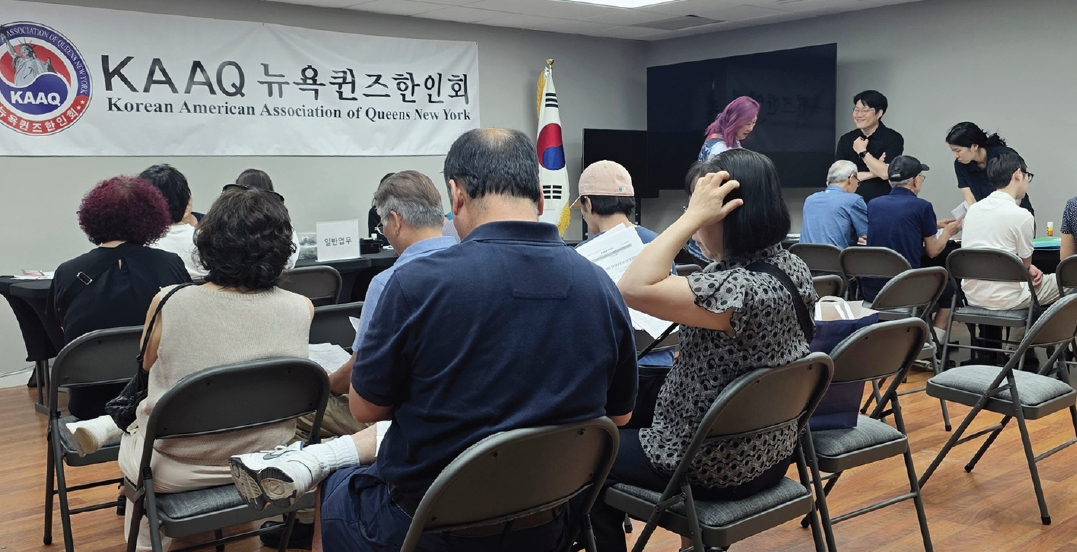 퀸즈한인회가 지난 11일 플러싱 퀸즈한인회관에서 주뉴욕총영사관과 함께 순회영사 서비스를 실시했다. 이날 순회영사 서비스에서는 여권 발급 및 갱신, 가족관계등록, 국적상실 신고, 병역 관련 업무 등 다양한 민원 서비스가 제공됐고 많은 교민들이 방문해 필요한 민원 업무를 처리했다. [퀸즈한인회]