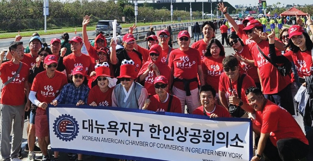 대뉴욕지구한인상공회의소와 푸른투어가 함께한 ‘2026 북중미 월드컵 멕시코 개막전 응원 투어’가 대한민국의 2 대 1 역전승과 함께 성공적으로 마무리됐다. 주최 측인 상공회의소와 대한민국 합동 응원단 30명은 11일 멕시코 과달라하라 경기장에서 경기 내내 열정적인 응원을 펼쳤다.  [대뉴욕지구한인상공회의소]