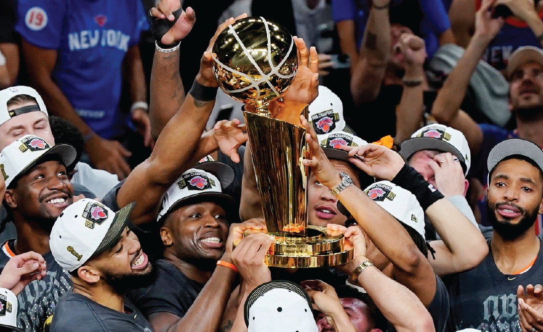 미국프로농구(NBA) 챔피언 결정전에서 샌안토니오 스퍼스를 꺾고 53년 만에 우승을 차지한 뉴욕 닉스 선수들이 ‘래리 오브라이언 챔피언십 트로피’를 들어 올리며 기뻐하고 있다.  [로이터]