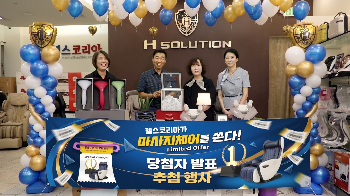 헬스코리아 '2026 마더스데이 감사 경품 이벤트' 공개 추첨 행사에서 류수미 매니저, 은영기 대표, 미쉘 최 실장, 김언정 쇼호스트를 비롯한 관계자들이 기념촬영을 하고 있다. 