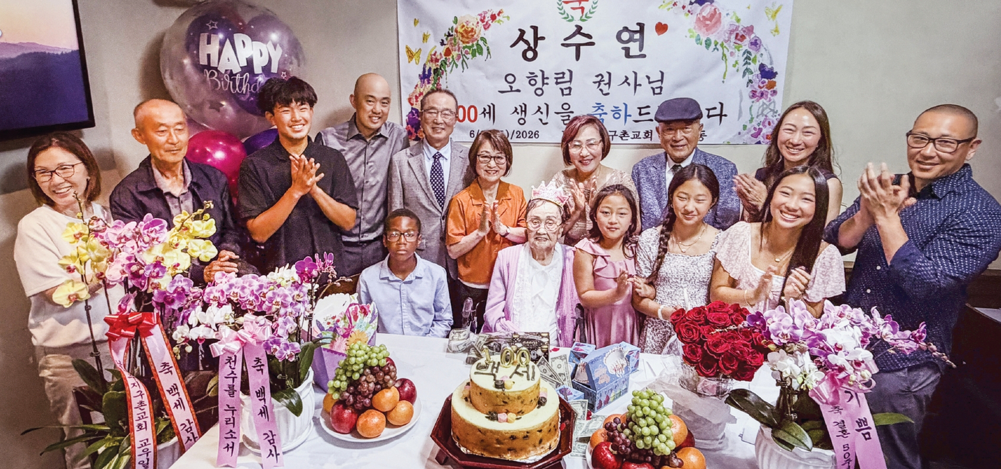 지난 13일 LA한인타운 신북경 식당에서 열린 오향림(앞줄 왼쪽에서 두 번째) 권사 100수연에서 오 권사와 가족들이 모여 기념촬영을 했다.  김상진 기자