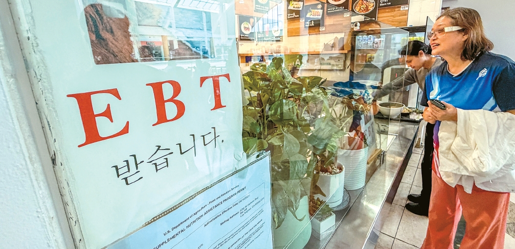 한인타운 한 식당에 저소득층 식품지원 프로그램 수혜자들이 사용하는 EBT 카드 사용 가능 안내문이 붙어 있다. 김상진 기자