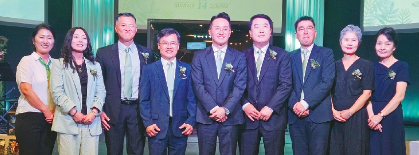 아미쿠스 장로교회가 창립 5주년을 맞으면서 임직식도 가졌다. 새 임직자들이 한 자리에 모였다 왼쪽부터 이주희ㆍ장성연 권사 김민석 안수집사 최성집 협동장로 이신일 목사 김태홍 협동장로 남성훈 안수집사 이승희ㆍ이정자 권사.