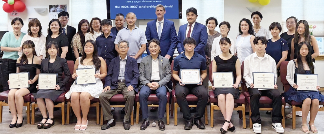 뉴욕한인사법경찰자문위원회(회장 신민수·앞줄 가운데)는 지난 12일 2026년도 장학금 수여식을 열고 올해 대학에 진학하는 학생 7명에게 각각 1000달러의 장학금을 전달했다. 이날 행사에는 존 리우 뉴욕주 상원의원, 에드워드 브라운스타인 뉴욕주 하원의원, 커뮤니티 지도자와 학생 및 학부모 등 50여 명이 참석했다.  [뉴욕한인사법경찰자문위원회]