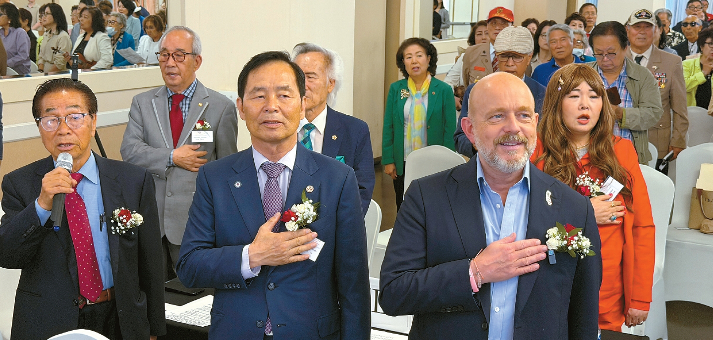스티브 힐튼 주지사 후보(앞줄 오른쪽)가 17일 LA 한인타운 아로마센터에서 타운홀 미팅을 진행했다. 힐튼 후보와 참석자들이 성조기를 향해 경례하고 있다.  김상진 기자