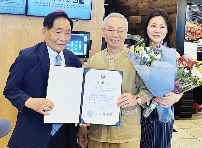 민화협 상임의장 박행순 미동부 태권도협회장이 민족화해협력 활동 공로로 통일부 정동영 장관 표창을 받았다. 표창장은 민화협 대표상임의장 임마철 회장이 지난 15일 직접 수여했다.  [민화협]