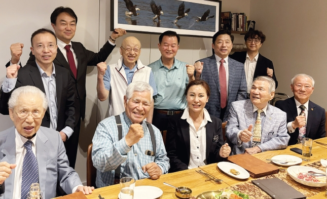 뉴욕한인회 역대회장단은 지난 11일 뉴저지 한우리 식당에서 임시회의를 열고 김상호 뉴욕총영사와 상견례를 가졌다. 김 총영사는 역대 회장들의 한인사회를 위한 헌신과 노고에 감사를 전했다. 이어 열린 회의에서는 한인회관 재개발 추진 방향과 추진위원회 구성 방안 등을 논의했다.  [뉴욕한인회]