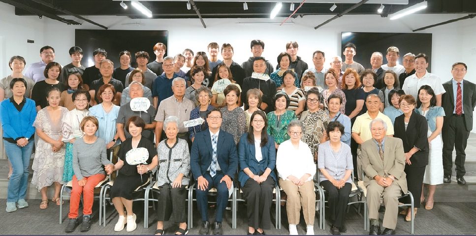 창립 14주년을 맞은 새소망교회 성도들이 지난 14일 기념예배를 마친 뒤 단체사진을 촬영하고 있다. 앞줄 왼쪽에서 네 번째가 이준희 담임목사.                           [새소망교회 정호 집사 제공]
