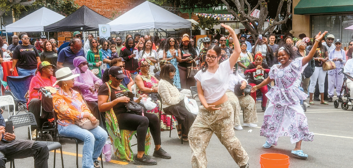 지난 19일 사우스LA 레이머트 파크 빌리지에서 열린 준틴스(Juneteenth) 커뮤니티 축제에서 세네갈 무용단이 아프리카 전통춤을 선보이고 있다. 지난 1865년 6월 19일 노예제도가 폐지된 것을 기념하기 위해 지난 2021년 연방 공휴일로 지정된 준틴스 행사는 남가주 곳곳에서 주말까지 이어졌다.            김상진 기자