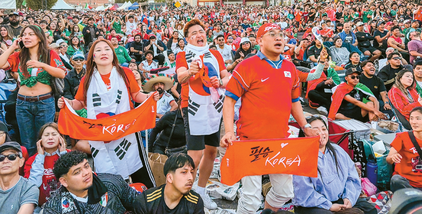 지난 18일 서울국제공원에서 열린 북중미 월드컵 단체 응원전에서 한국과 멕시코의 조별리그 2차전 후반, 한국 대표팀의 슈팅이 멕시코 골키퍼에게 막히자 한인 팬들이 아쉬워하고 있다.             김상진 기자