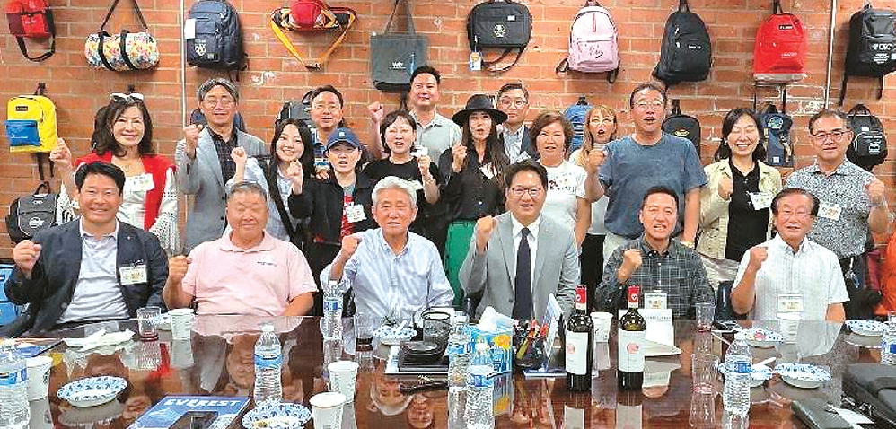 세계한인경제무역협회 LA지회(회장 김창주·OKTA LA )가 지난 18일 오후 올해 다섯번째 ‘우리 회원사를 방문합니다’ 행사를 가방 제조 업체인 에베레스트(대표 박병철 명예회장)에서 열고 대표의 기업 운영 철학을 듣는 시간을 가졌다. 이날 행사에는 옥타 LA 회원 20여명이 참석했다. [옥타LA 제공]