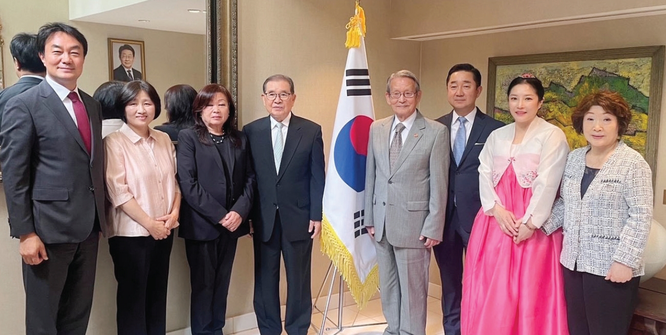 대한민국광복회 뉴욕지회가 지난 18일 뉴욕총영사관 관저에서 김상호 뉴욕총영사와 상견례를 갖고 광복회 활동과 차세대 역사교육, 독립정신 계승을 위한 협력 방안을 논의했다. 참석자들은 대한민국 독립을 위해 헌신한 순국선열과 독립유공자들의 숭고한 희생정신을 되새기며 광복절의 의미를 재조명했다.  [대한민국광복회 뉴욕지회]