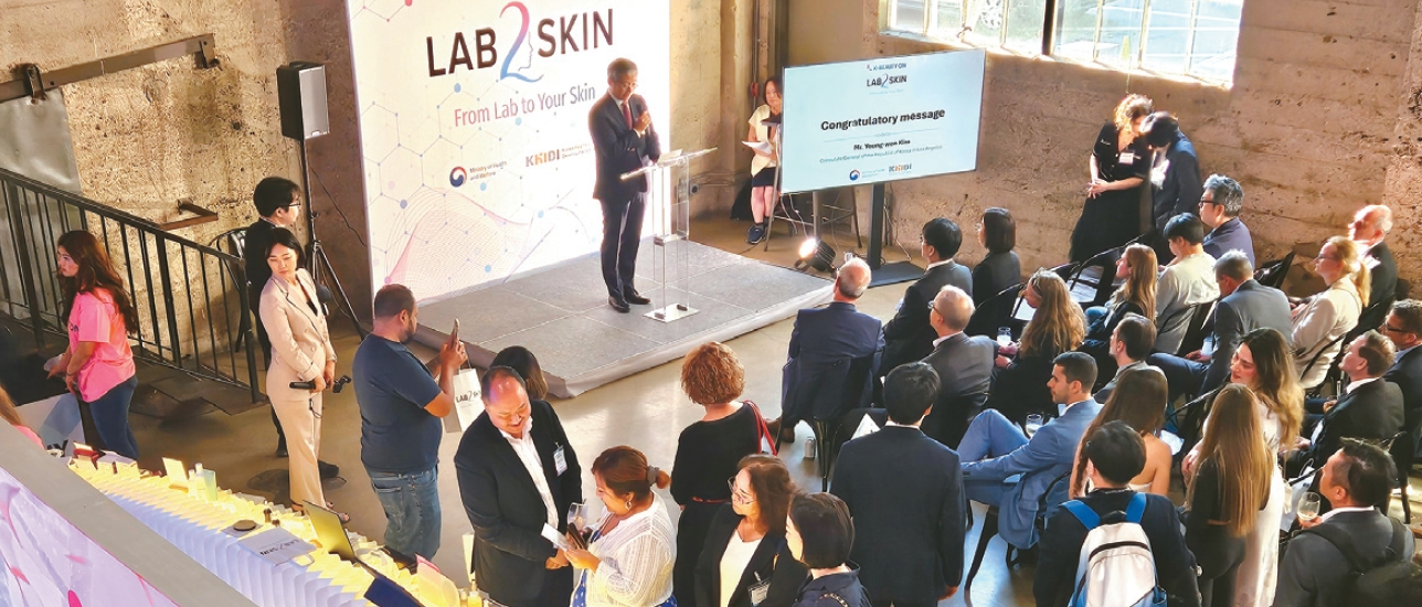 'K-BEAUTY ON LAB2SKIN' 팝업 스토어 개막식에서 단상에 오른 김영완 LA총영사가 참석자들에게 감사의 메시지를 전하고 있다.                                          케빈 정 기자
