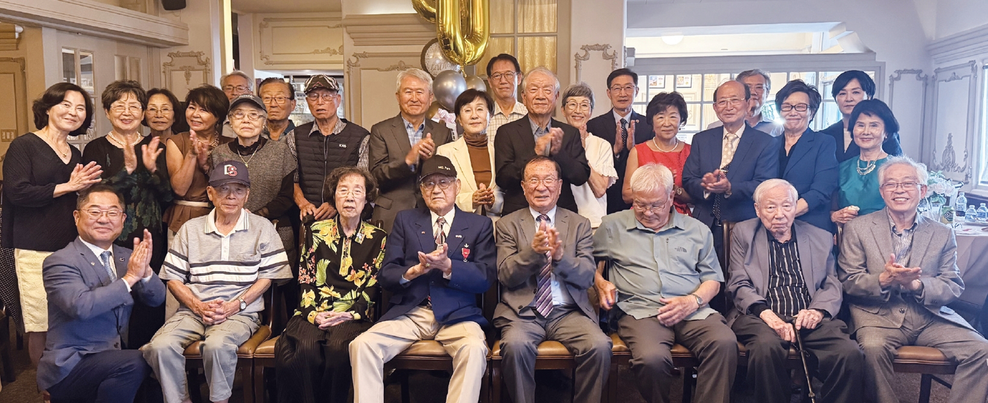 박종식 예비역 육군 소장의 구순연이 지난 11일 오렌지 지역 다리야 식당에서 열렸다. 박 소장은 전 국방부 공보국장과 전 LA 성우회장을 지낸 예비역 육군 소장으로, 대한민국 육군 발전과 군 역사에 기여한 인물로 평가받는다. 참석자들은 조국을 위해 헌신한 참전 용사의 삶과 공적을 기리고 박 소장의 구순을 축하했다. [대한민국육군미국협회 제공]